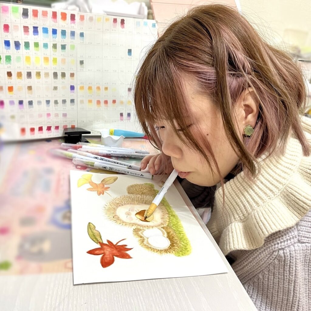 『念願の一人暮らしを実現！』六鹿 香（むしか・かおり）　画家／口と足で描く芸術家協会 所属